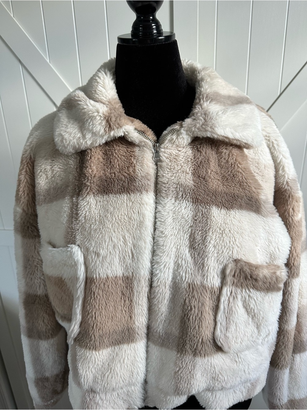 Alter’d State Women’s Large Faux Fur Checkered Cropped Jacket Oversized Plush - Picture 2 of 5